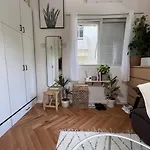 Beautiful Renovated Gallery Apartment